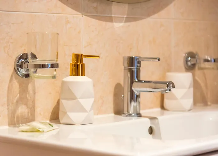 Sunny Oasis Getaway Апартаменти